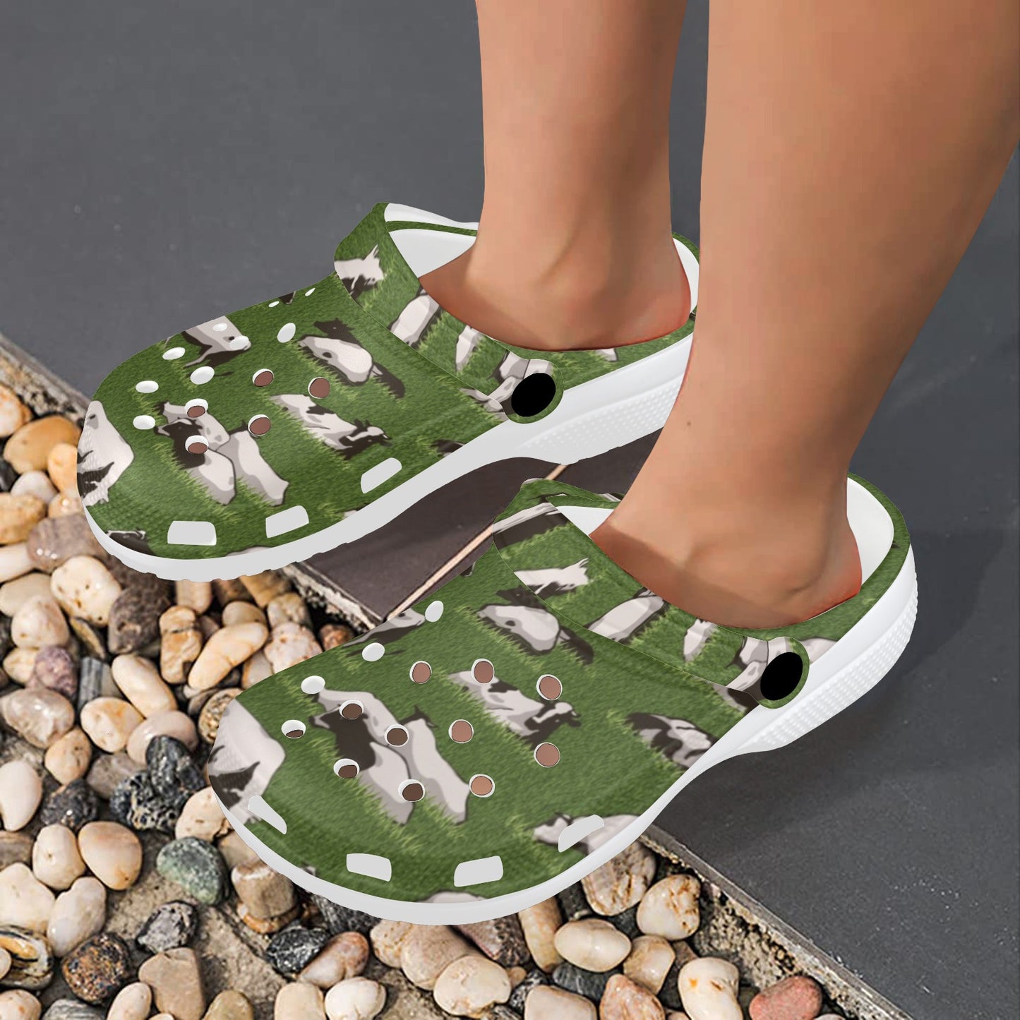 Cow on Grass Print Pattern Unisex Clogs Shoes
