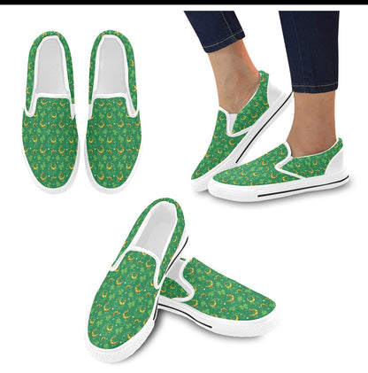 Shamrock With Horse Shoes Print Design LKS305 White Slip Ons Canvas Women's Shoes