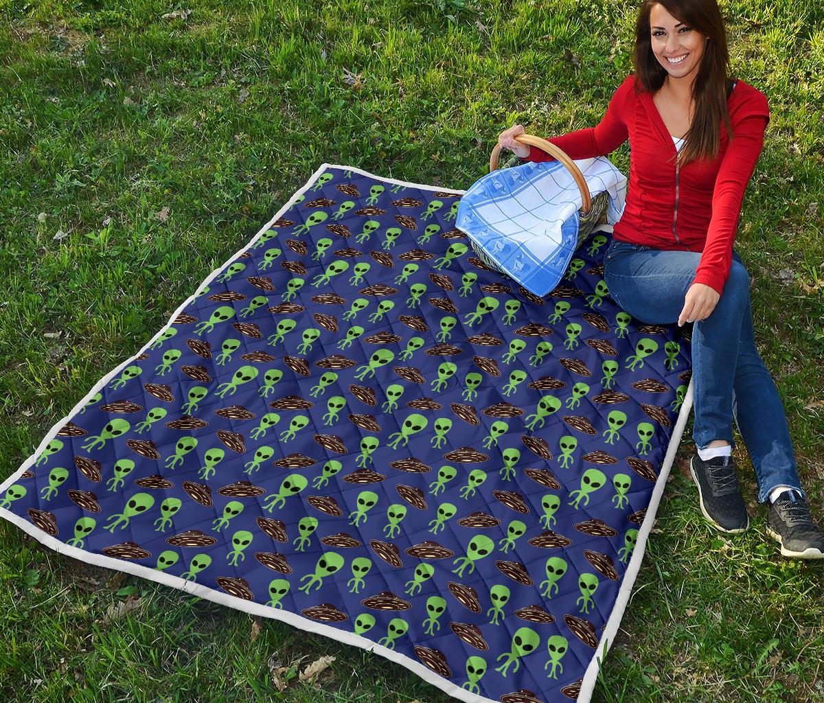Alien Green UFO Pattern Premium Quilt-JTAMIGO.COM