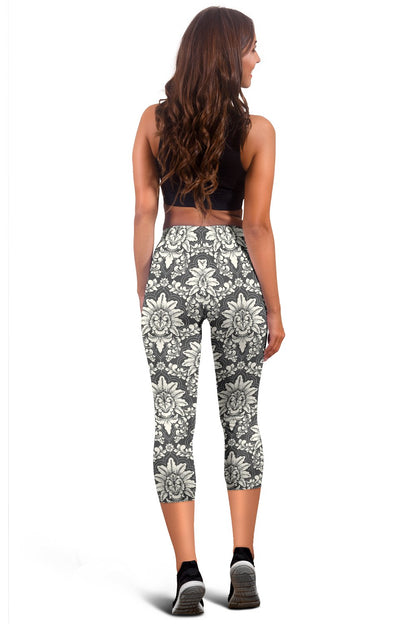 Damask Elegant Print Pattern Women Capris