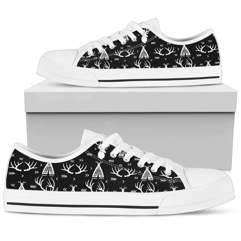 Deer Native Indian Print Pattern Women Low Top Shoes
