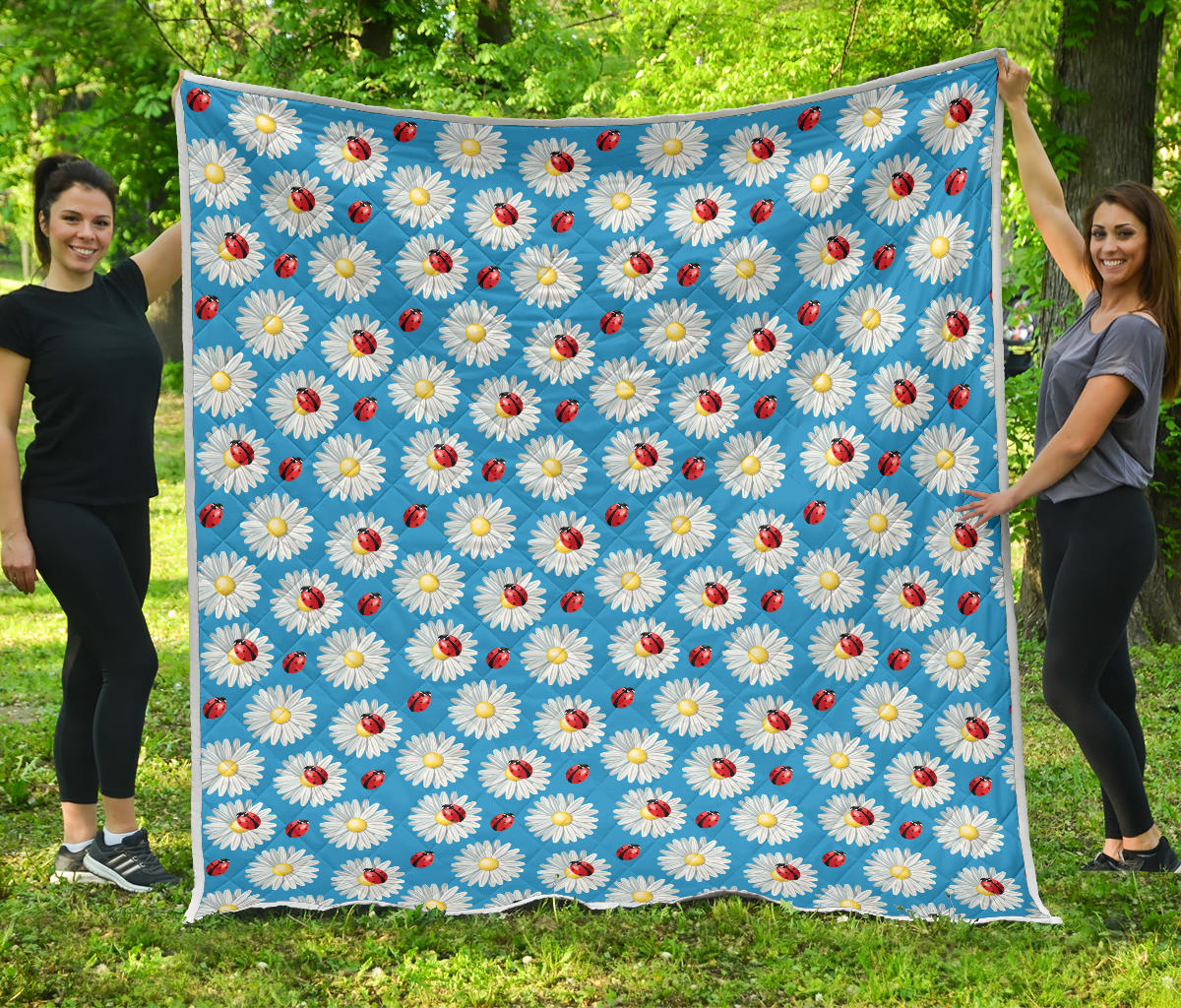 Ladybug with Daisy Themed Print Pattern Quilt Bedspread