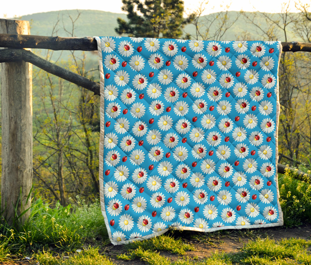 Ladybug with Daisy Themed Print Pattern Quilt Bedspread