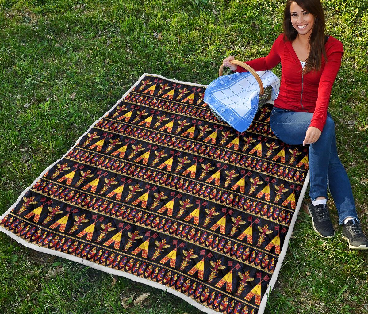 Totem Pole Design Premium Quilt-JTAMIGO.COM